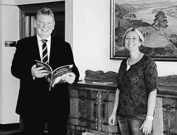 Bürgermeister Frank Hasenberg und Autorin Franzisca Schubert